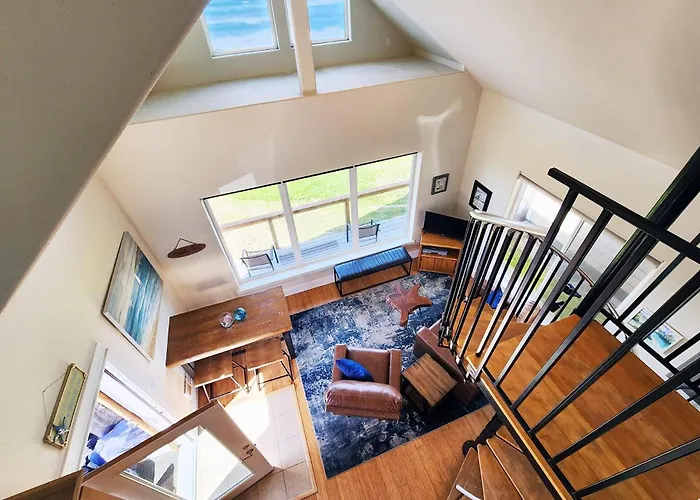 Ocean Front Cottage! Dog Friendly! Sleeps Up To Four!