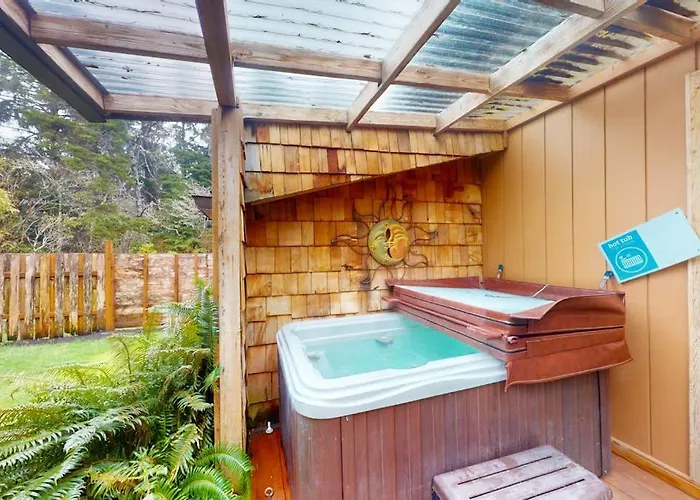 Dog-Friendly Mid-Century Home Withhot Tub Close To Beach