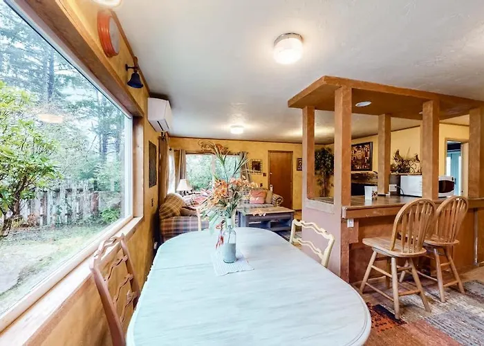 Dog-Friendly Mid-Century Home Withhot Tub Close To Beach